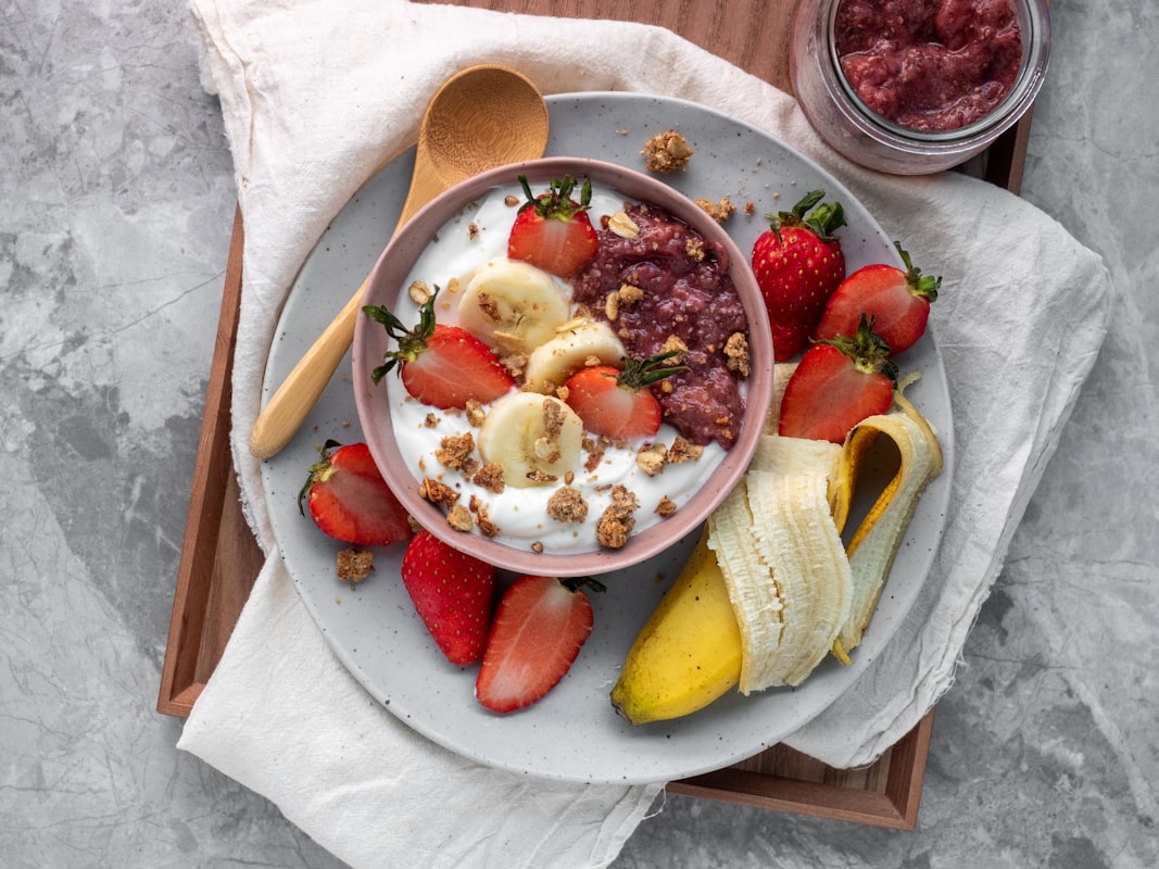 Smoothie bowl s voćem i kokosovim pahuljicama